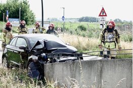 Automobiliste gewond na botsing met brug in Assendelft