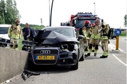 Automobiliste gewond na botsing met brug in Assendelft