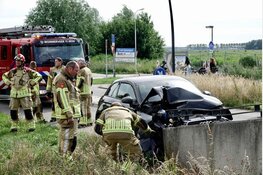 Automobiliste gewond na botsing met brug in Assendelft