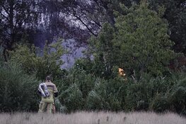 Veel rook door brandende hut in Oostzaan