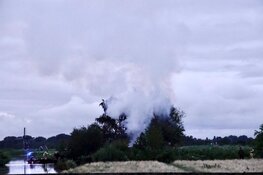 Veel rook door brandende hut in Oostzaan