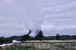 Veel rook door brandende hut in Oostzaan