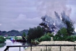 Veel rook door brandende hut in Oostzaan