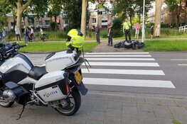 Motorrijder met spoed naar ziekenhuis na botsing in Zaandam
