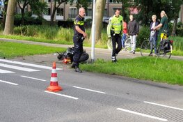 Motorrijder met spoed naar ziekenhuis na botsing in Zaandam