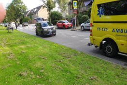 Motorrijder met spoed naar ziekenhuis na botsing in Zaandam