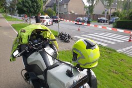 Motorrijder met spoed naar ziekenhuis na botsing in Zaandam