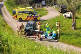 Auto rolt van dijk na botsing in Nauerna
