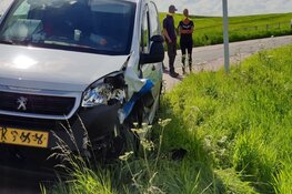 Auto rolt van dijk na botsing in Nauerna