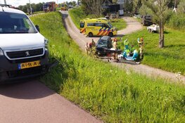 Auto rolt van dijk na botsing in Nauerna