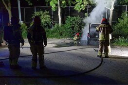 Bestelauto met vreemde vaten in brand