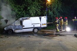 Bestelauto met vreemde vaten in brand