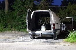 Bestelauto met vreemde vaten in brand
