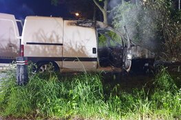 Bestelauto met vreemde vaten in brand
