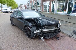 Auto tegen lantaarnpaal in Wormerveer