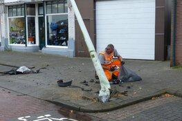 Auto tegen lantaarnpaal in Wormerveer