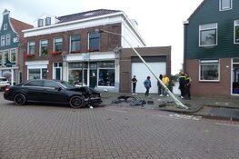 Auto tegen lantaarnpaal in Wormerveer