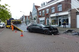Auto tegen lantaarnpaal in Wormerveer