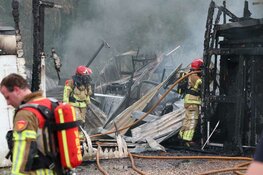 Fikse brand legt garageboxen in Zaandam in de as