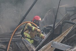 Fikse brand legt garageboxen in Zaandam in de as