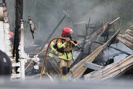 Fikse brand legt garageboxen in Zaandam in de as