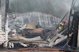 Fikse brand legt garageboxen in Zaandam in de as