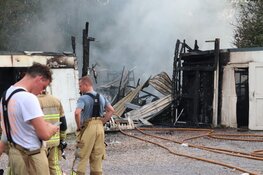 Fikse brand legt garageboxen in Zaandam in de as