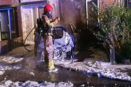 Auto in brand in Jisp: gevaarlijke situatie