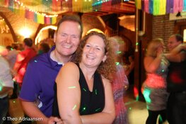 Dat had ik nooit achter hem gezocht.... hij danst Salsa!