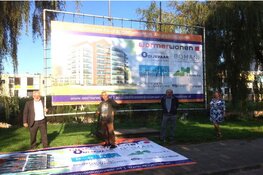 Bouw van start, Monica Briefjes onthult bouwbord Amandelbloesem