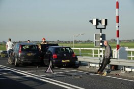 Botsing op brug N246: drie auto's total loss