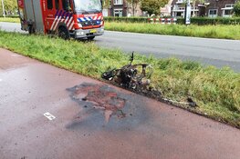 Scooter vliegt in brand tijdens het rijden