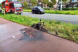 Scooter vliegt in brand tijdens het rijden