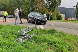 Auto schept fietser in Zaandam