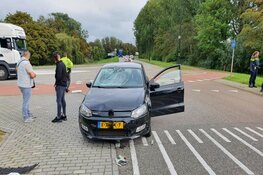Auto schept fietser in Zaandam
