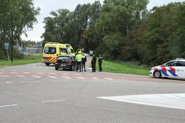 Auto schept fietser in Zaandam