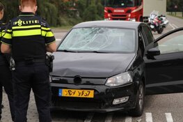 Auto schept fietser in Zaandam