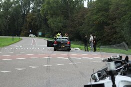 Auto schept fietser in Zaandam