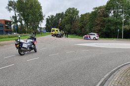 Auto schept fietser in Zaandam