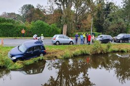 Auto met kinderen aan boord bijna te water (Assendelft)