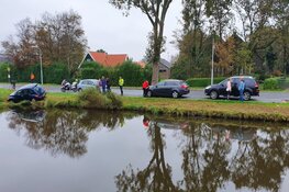 Auto met kinderen aan boord bijna te water (Assendelft)