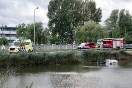 Auto te water in Wormerveer, bestuurder gewond