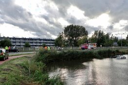 Auto te water in Wormerveer, bestuurder gewond