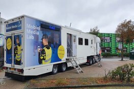 Mobiel Media Lab van de politie bij basisschool in Assendelft