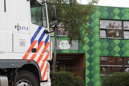 Mobiel Media Lab van de politie bij basisschool in Assendelft