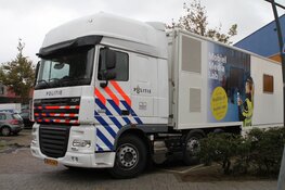 Mobiel Media Lab van de politie bij basisschool in Assendelft
