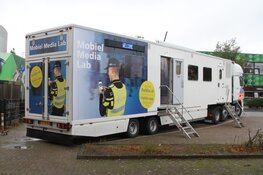 Mobiel Media Lab van de politie bij basisschool in Assendelft