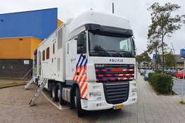 Mobiel Media Lab van de politie bij basisschool in Assendelft