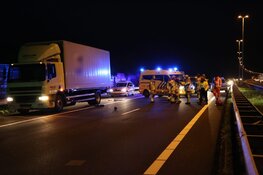 Persoon in kritieke toestand na ongeluk op A8 bij Zaandam, betrokkene rijdt door