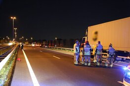 Persoon in kritieke toestand na ongeluk op A8 bij Zaandam, betrokkene rijdt door